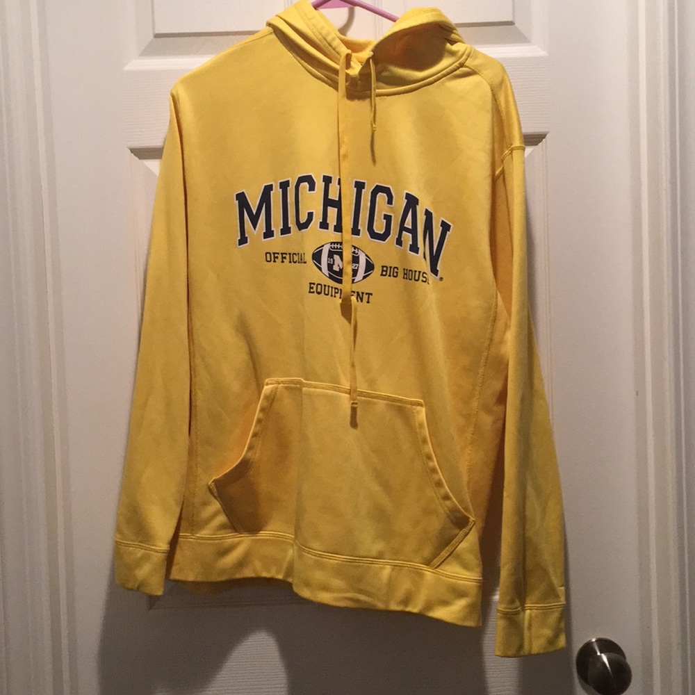 ⚡️UM hoodie⚡️